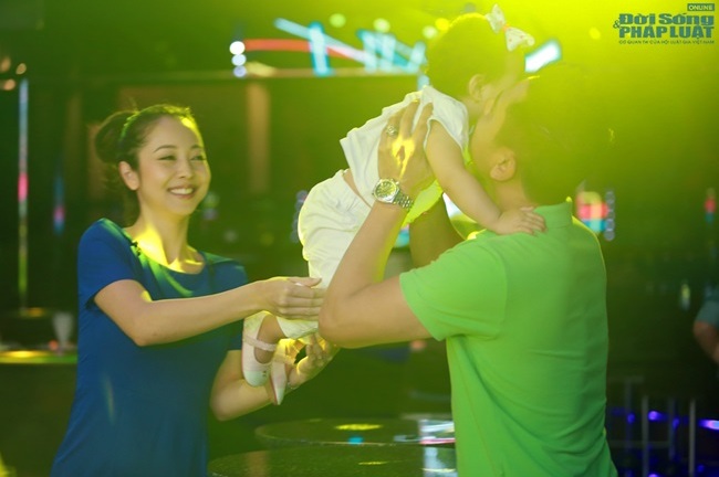 Vợ chồng Jennifer Phạm tình tứ đưa con gái đi cúng Tổ ngành